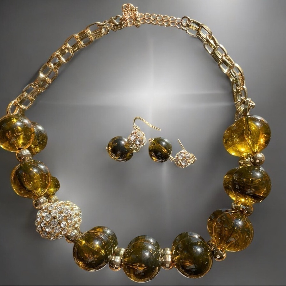 Amber colored lucite necklace,with rhinestones, matching pierced dangle earrings - Picture 2 of 8